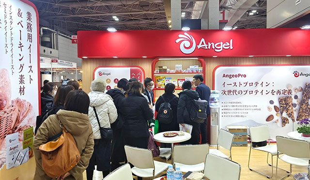 Mr.-Song-Lei,-Regional-Manager,-highlights-product-strengths-at-MOBAC.jpg